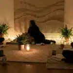 Espace de massage tantrique paisible, silhouettes et énergie