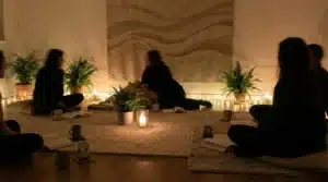 Espace de massage tantrique paisible, silhouettes et énergie